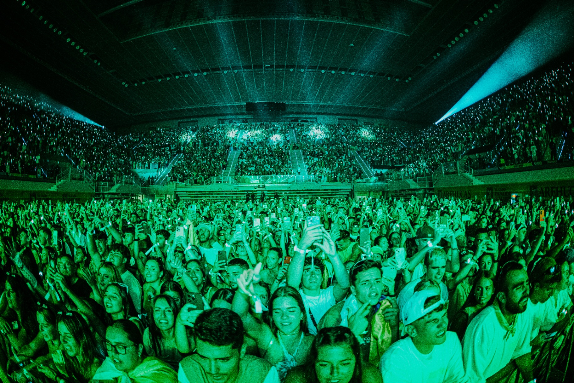 Multitud en festival en Canarias producido por El Mono